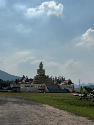 aifs-frewilligenarbeit-thailand-sportscoaching-ugc-nikolass-@n1kkolass_ statue (2)