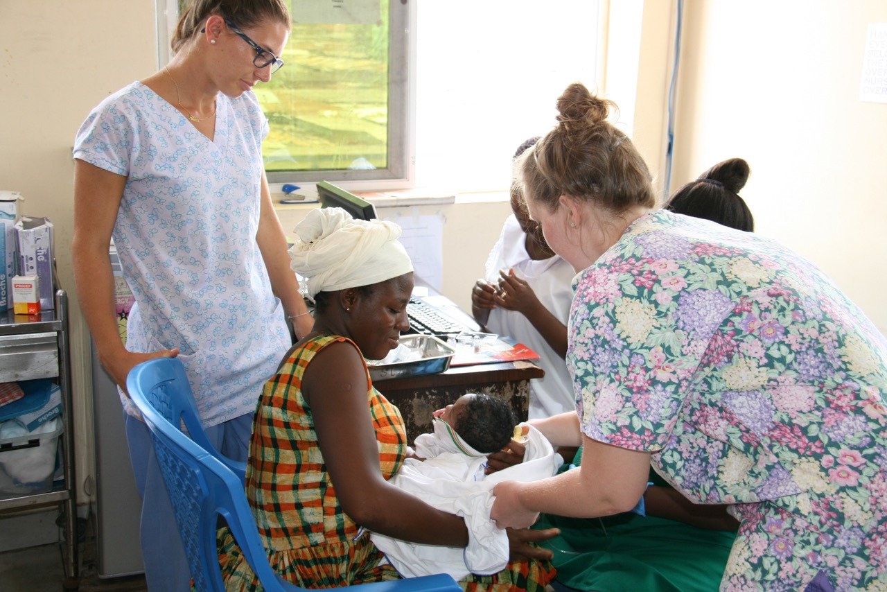 aifs-ghana-freiwilligenarbeit-medizin-personen-baby
