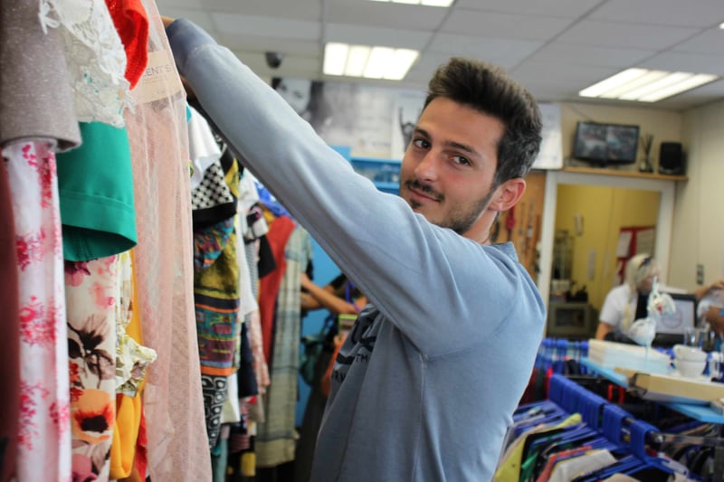 aifs-irland-charity-shop-personen-volunteer-kleidung