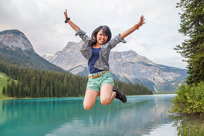 aifs-kanada-adventure-trips-emerald-lake-person-frau-springen-berge-see-program-carousel-668x1000
