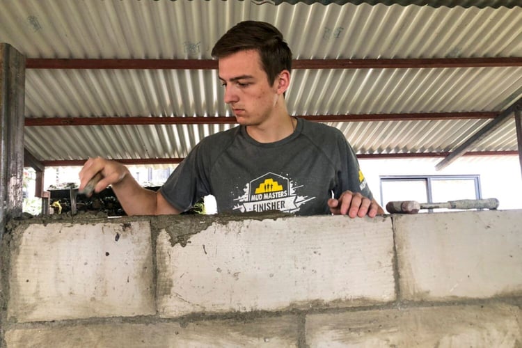 aifs-nepal-freiwilligenarbeit-renovation-and-construction-person-bauarbeiten-13