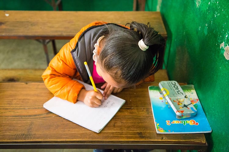 aifs-nepal-freiwilligenarbeit-teaching-kind-schreiben