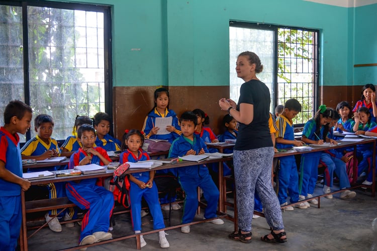 aifs-nepal-freiwilligenarbeit-teaching-person-kinder-schule-2