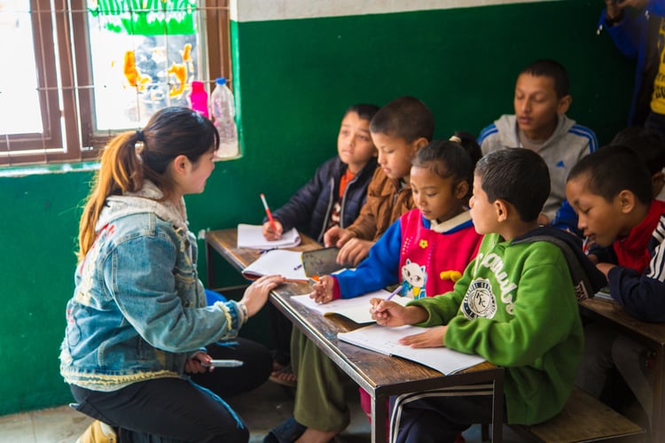 aifs-nepal-freiwilligenarbeit-teaching-person-kinder-schule