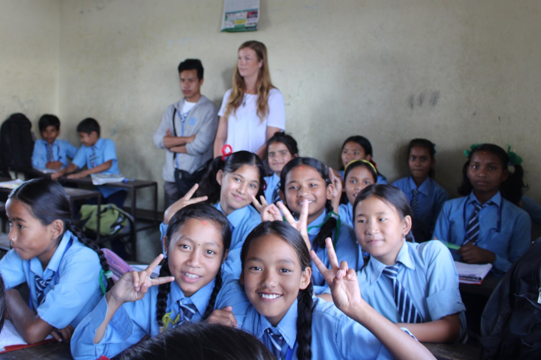 aifs-nepal-kathmandu-freiwilligenarbeit-teaching-personen-klassenraum-kinder