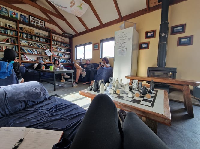 aifs-neuseeland-surfcamp-unterkunft-wohnzimmer