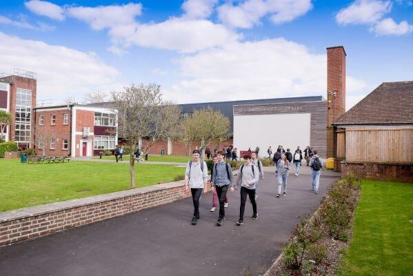 aifs-schueleraustausch-england-select-partnerfotos-brockenhurst-college-Campus 1