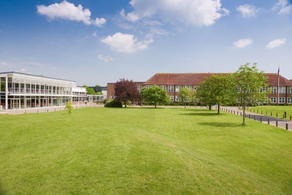 aifs-schueleraustausch-england-select-partnerfotos-brockenhurst-college-Campus 5