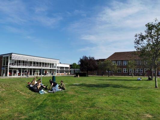 aifs-schueleraustausch-england-select-partnerfotos-brockenhurst-college-Campus 6