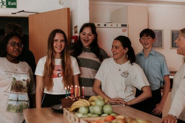 aifs-schueleraustausch-england-select-partnerfotos-lomond-school-Boarders celebrating birthday