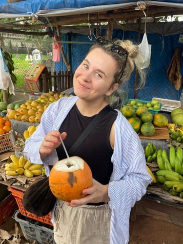 Reisende mit Kokosnuss in Sri Lanka 