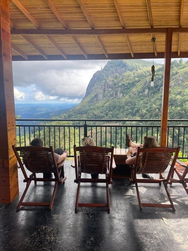 Reisegruppe entspannt auf Liegestühlen während des AIFS Sri Lanka Adventure Trips