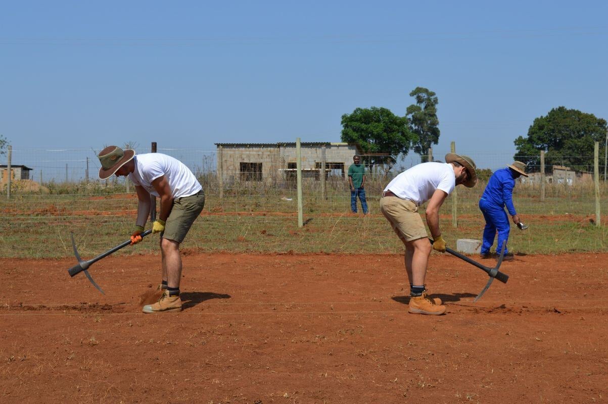 aifs-swasiland-eswatini-freiwilligenarbeit-renovation-and-construction-personen-feld-bauarbeiten