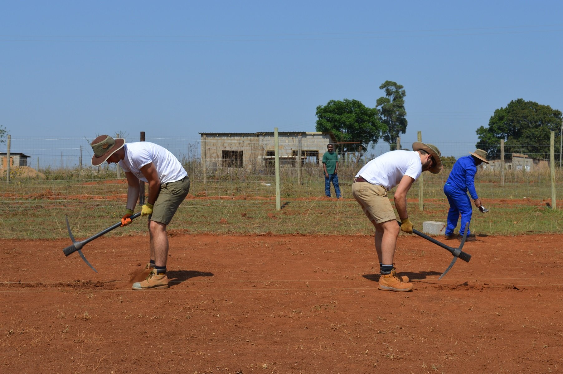 aifs-swasiland-eswatini-freiwilligenarbeit-renovation-and-construction-personen-feld-bauarbeiten