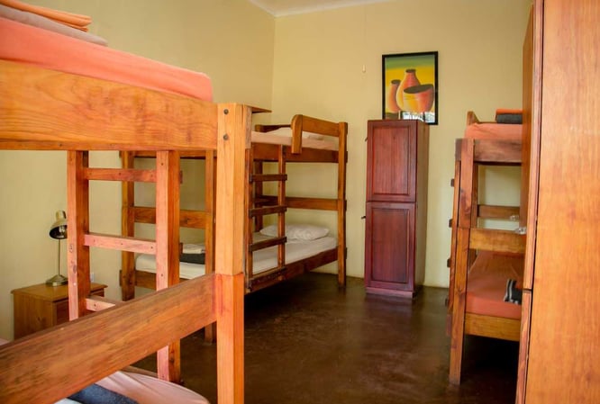 aifs-swasiland-eswatini-freiwilligenprojekte-unterkunft-mehrbettzimmer-betten