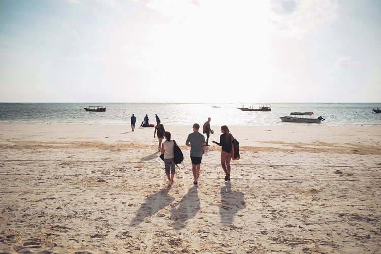 Personen am Strand von Sansibar