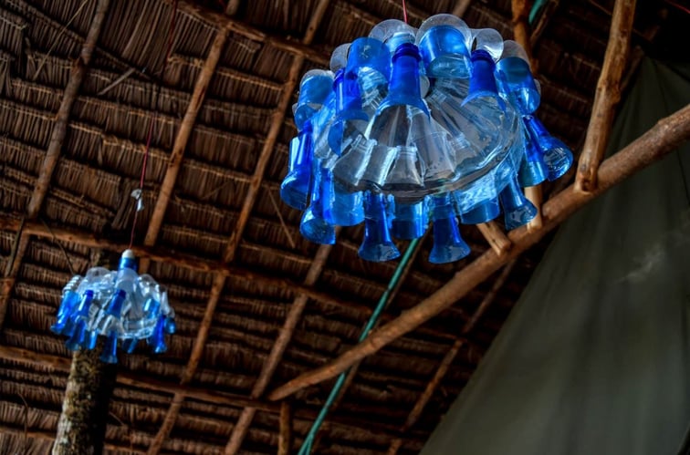 aifs-tansania-sansibar-freiwillligenarbeit-unterkunft-lampe-flaschen