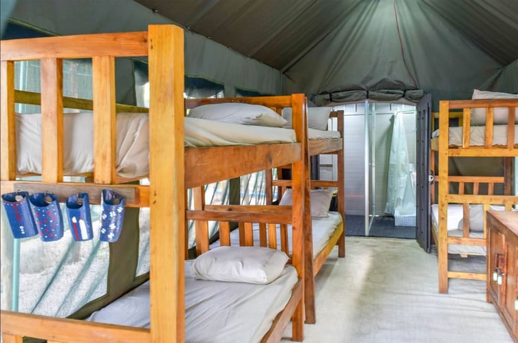 aifs-tansania-sansibar-freiwillligenarbeit-unterkunft-zelt-betten-hochbett