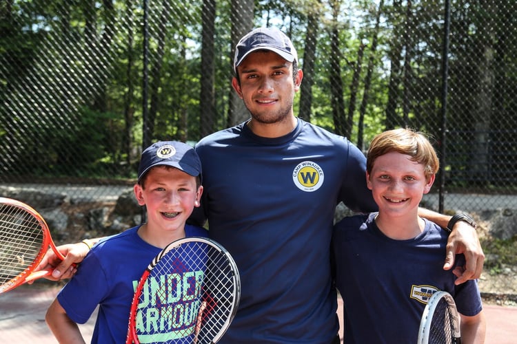 AIFS Teamer leitet eine Tennissession im Camp America