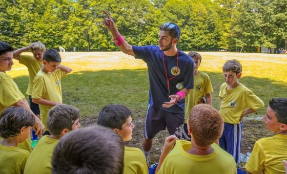 AIFS Camp America Counselor führt ein Fußballtraining im Sommercamp durch