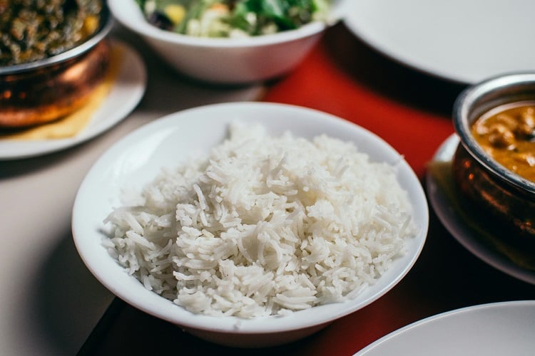 Eine Schale Reis auf einem Tisch