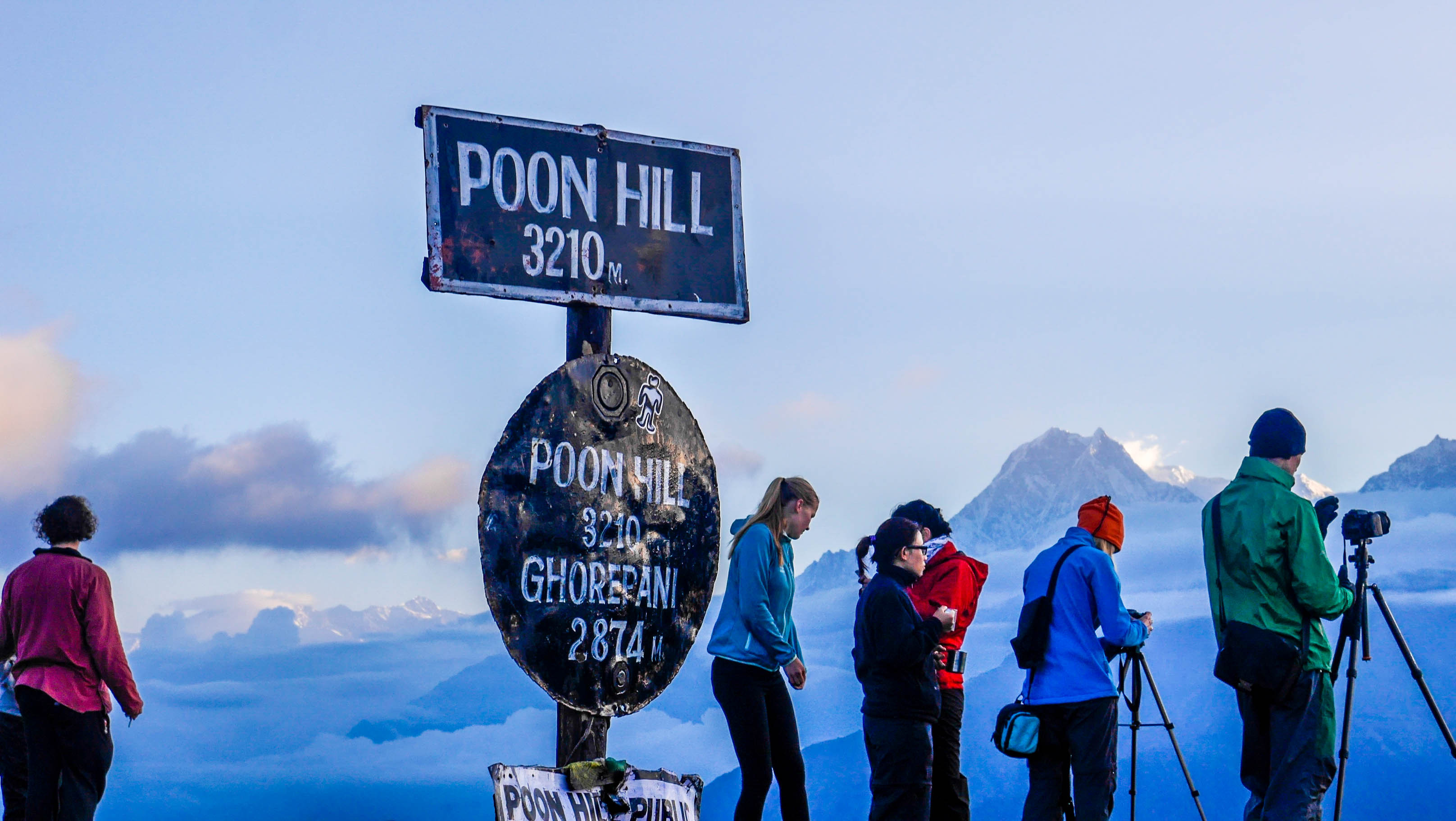 aifs-nepal-poon-hill-personen-wandern