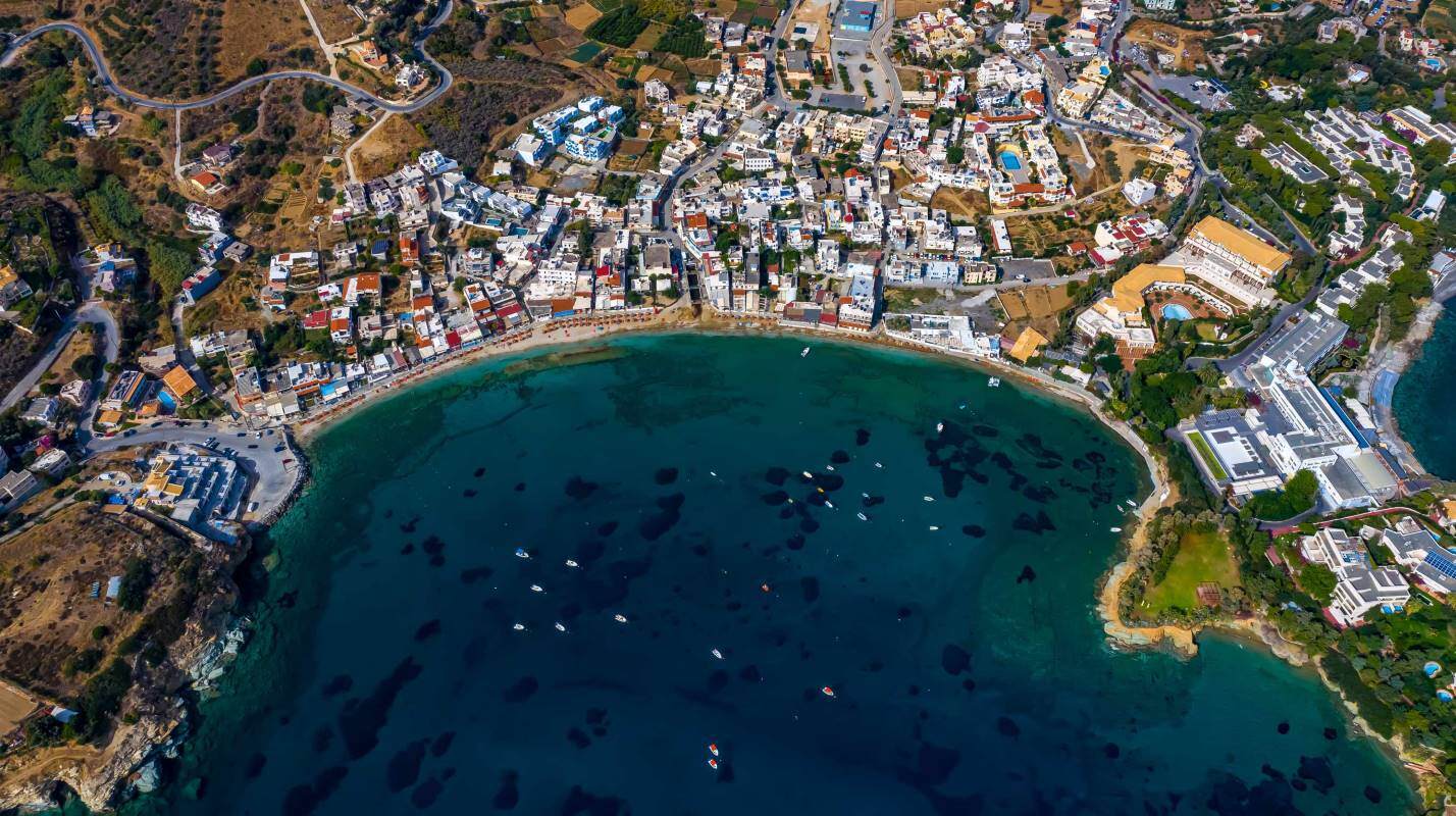 AIFS-Griechenland-Kreta-Adobe-Stock-lizensiert-bucht-wasser-stadt-strand-drohne