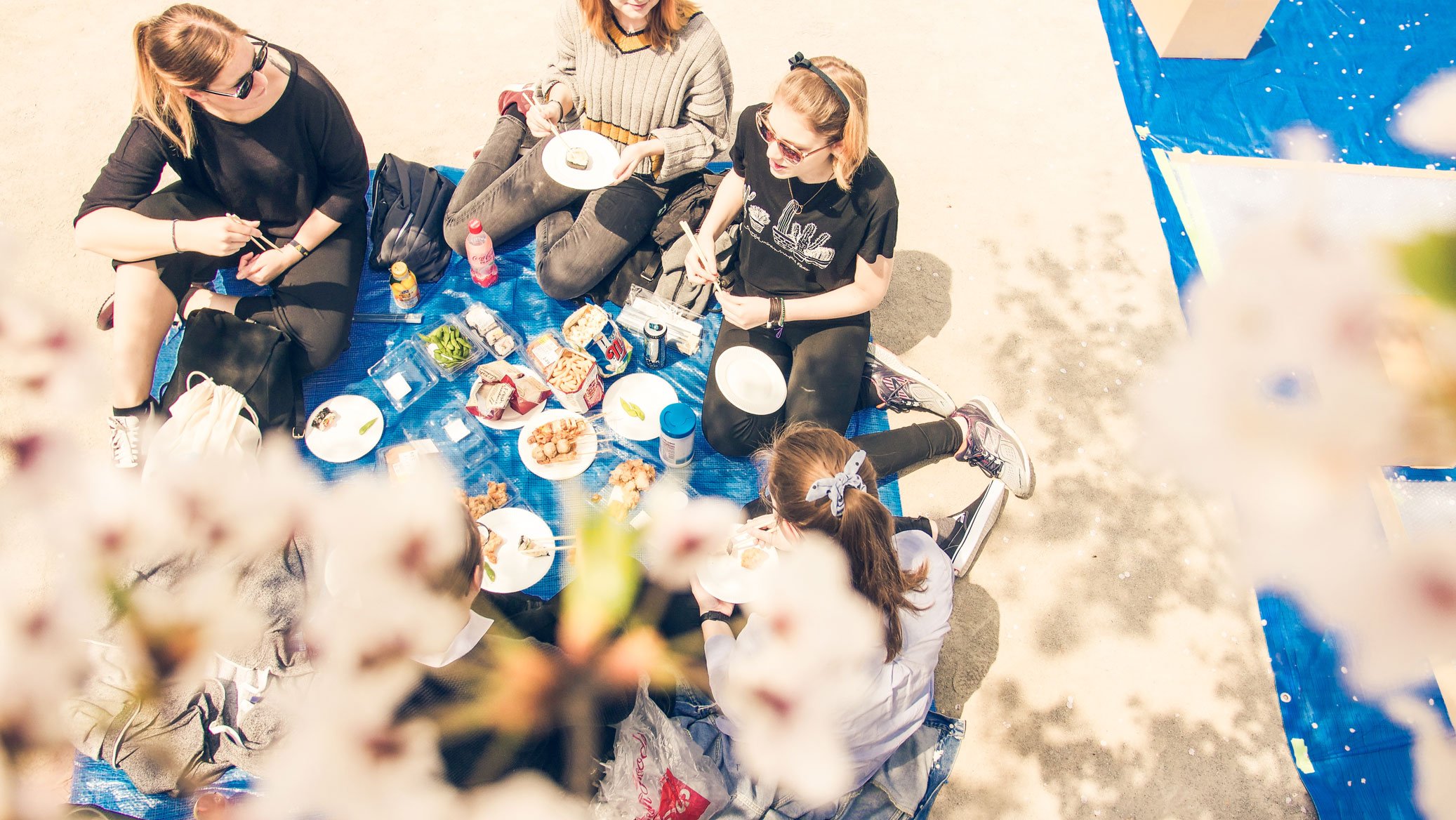 AIFS-Sprachkurs-Japan-Work-and-Travel-Japan-lunch-gruppe-personen