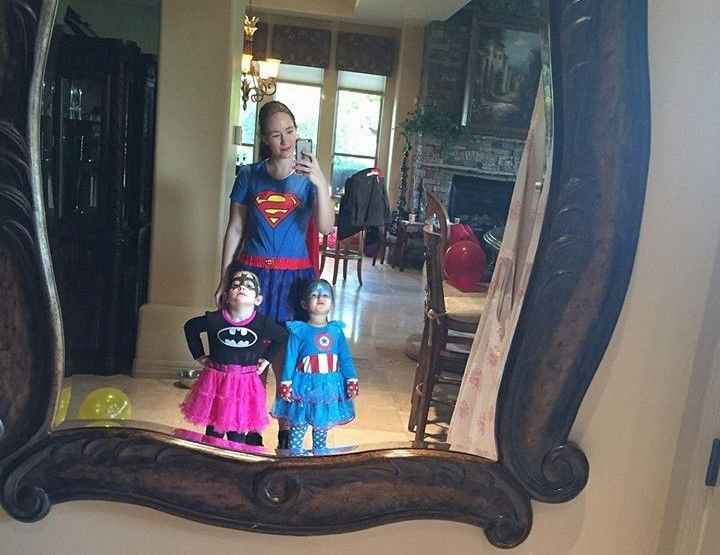 Kathi als Au Pair in Arizona mit ihren Gastkindern vor dem Spiegel