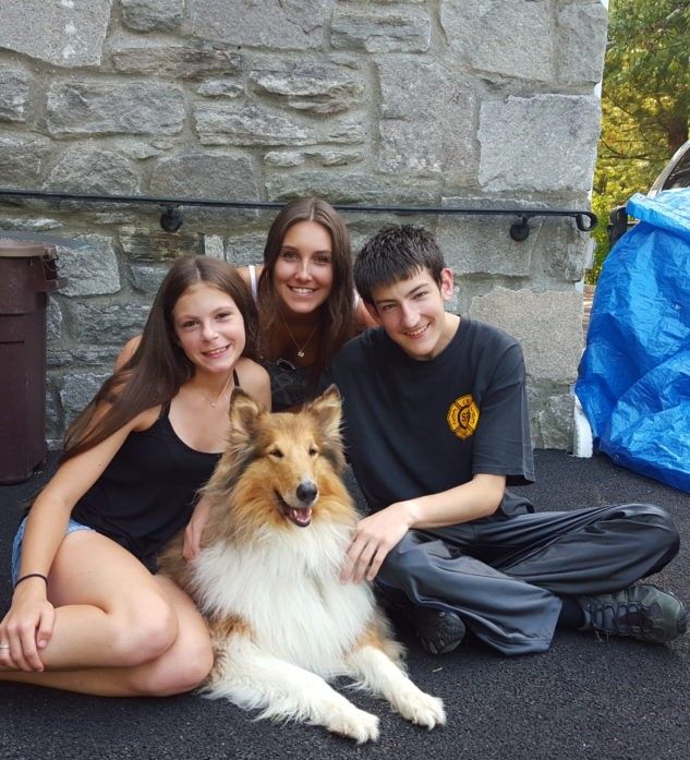 AIFS Au Pair mit ihren zwei Gastkindern und Hund