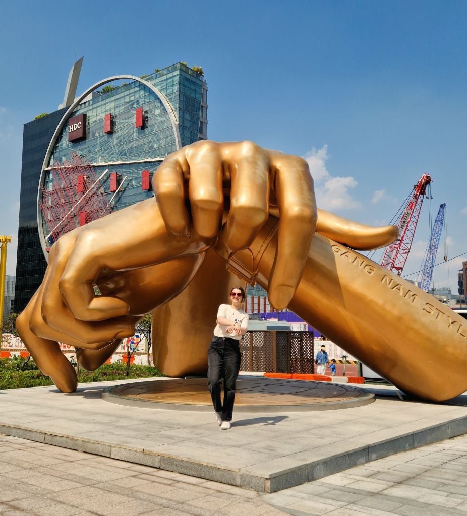Jana von AIFS vor Gangam Statue in Seoul, Südkorea