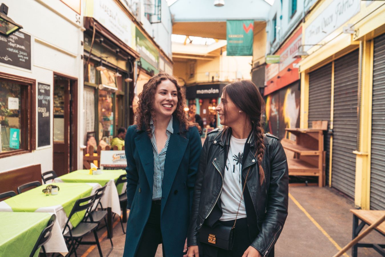 Zwei Studentinnen während ihres Auslandssemester mit AIFS