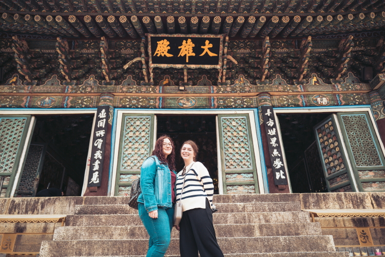 Zwei Frauen vor einem südkoreanischen Tempel