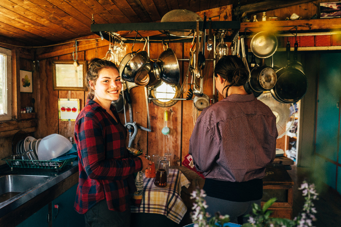 aifs-farmwork-ranchwork-personen-haus-kueche