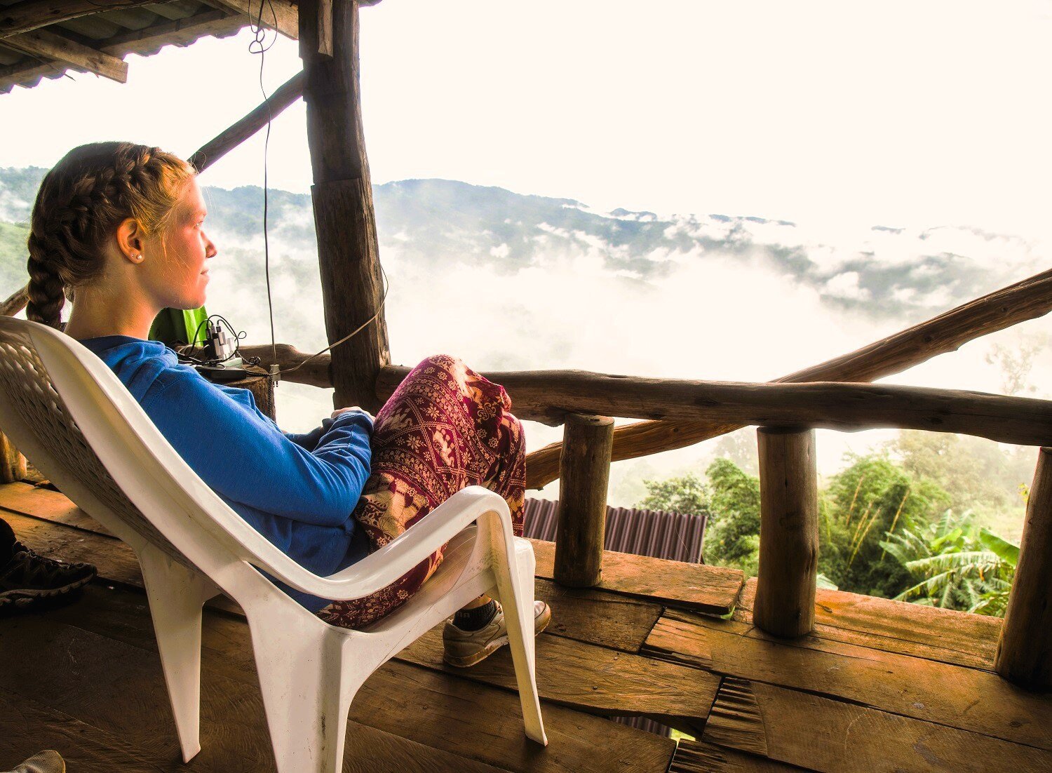 Entspannte Momente auf der Terrasse während dem AIFS Adventure Trip in Thailand.