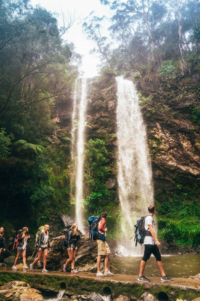 aifs-australien-travel-personen-gruppe-rucksack-wasserfall-1