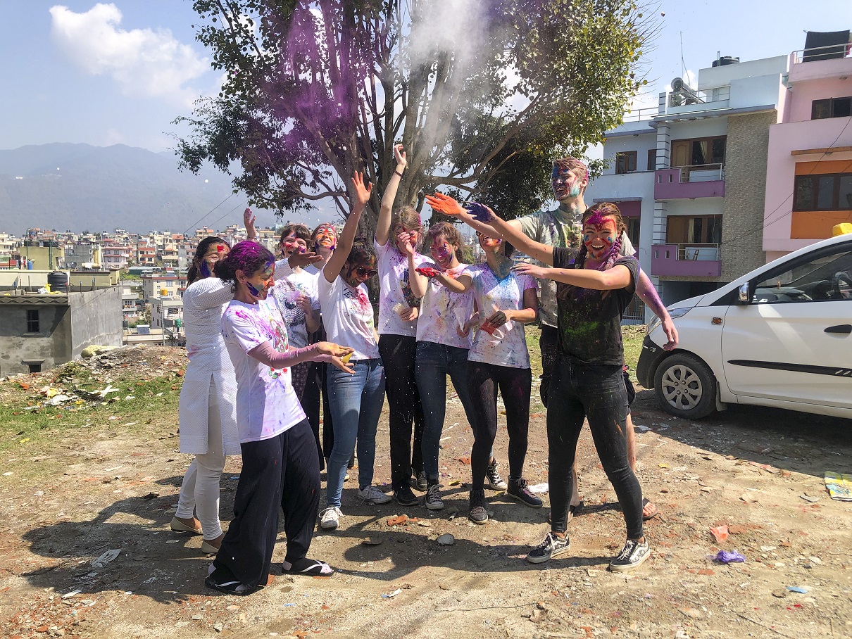 aifs-nepal-freiwilligenarbeit -personen-farben