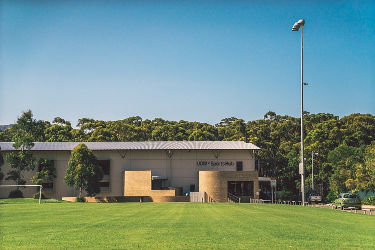 aifs-studieren-in-australien-university-of-wollongong-gebaeude-sportplatz