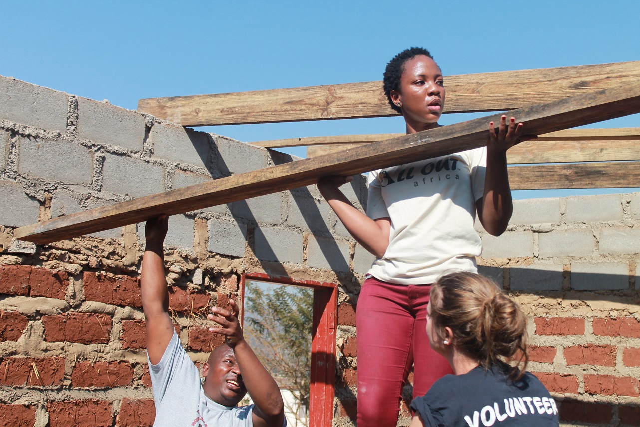 aifs-swasiland-eswatini-freiwilligenarbeit-renovation-and-construction-personen-bauarbeiten